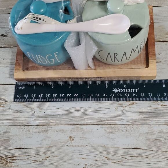NEW NWT Rae Dunn FUDGE and CARAMEL Jars Serving Set on Wood Tray with Spoons - Picture 8 of 8